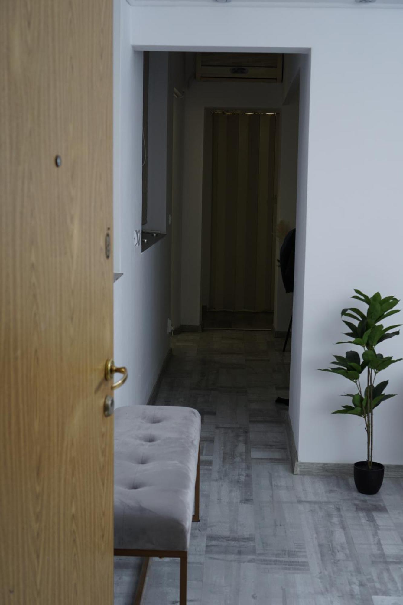 24 Shades Of Grey, Rezerva Acum Apartament Ultracentral, Ceai, Cafea, Filtru Apa Rece-Fierbinte, Saltea 160 Cm Memory Foam Craiova Exterior photo